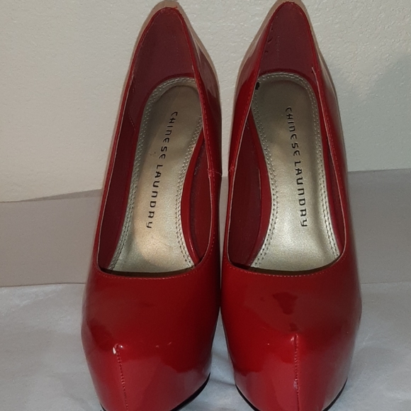 Red platform pumps size 6 1/2M - Picture 3 of 11